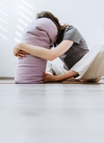 bolster baddha konasana papillon